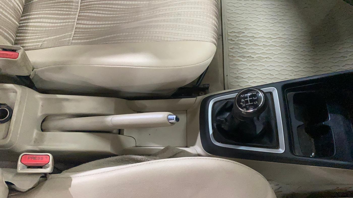 2021 Maruti Dzire VXI, Petrol, Manual, 1,37,911 km, Gear Lever