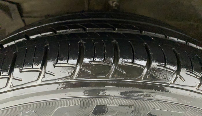 2018 Maruti Ciaz DELTA AT 1.5 SHVS PETROL, Petrol, Automatic, 33,099 km, Left Front Tyre Tread