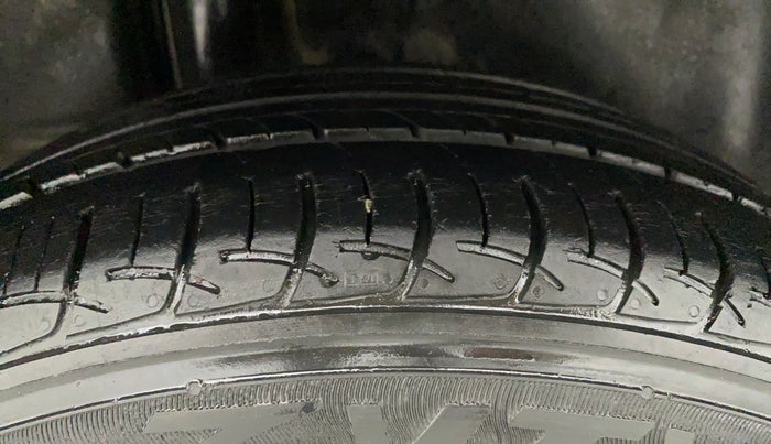 2018 Maruti Ciaz DELTA AT 1.5 SHVS PETROL, Petrol, Automatic, 33,099 km, Right Rear Tyre Tread
