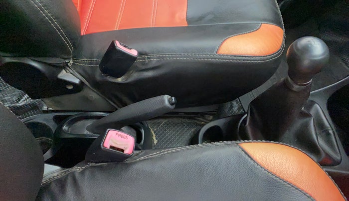 2012 Toyota Etios Liva G, Petrol, Manual, 1,21,841 km, Gear Lever
