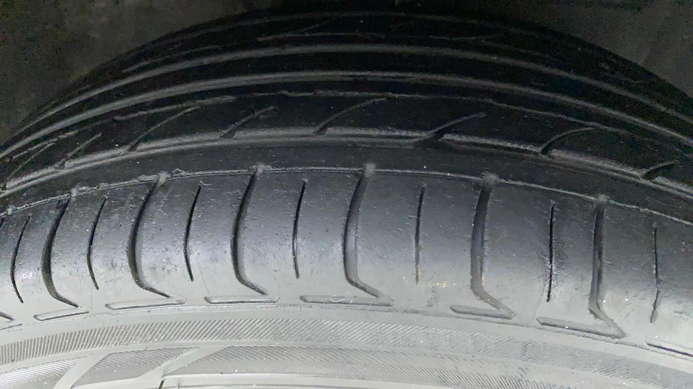 2012 Toyota Etios Liva G, Petrol, Manual, 1,21,841 km, Right Front Tyre Tread