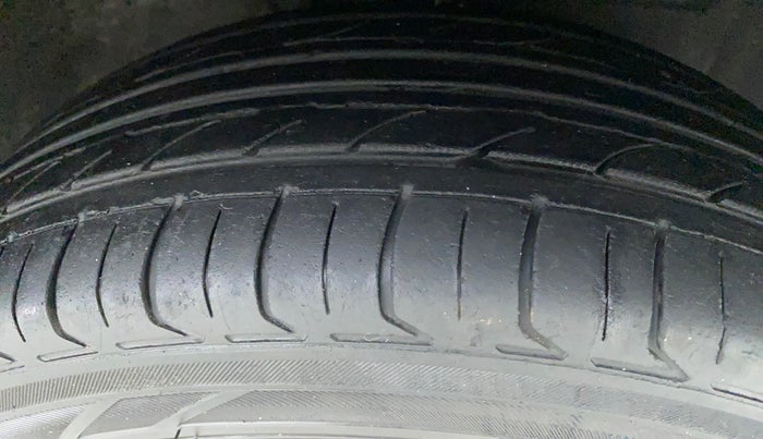 2012 Toyota Etios Liva G, Petrol, Manual, 1,21,841 km, Right Front Tyre Tread