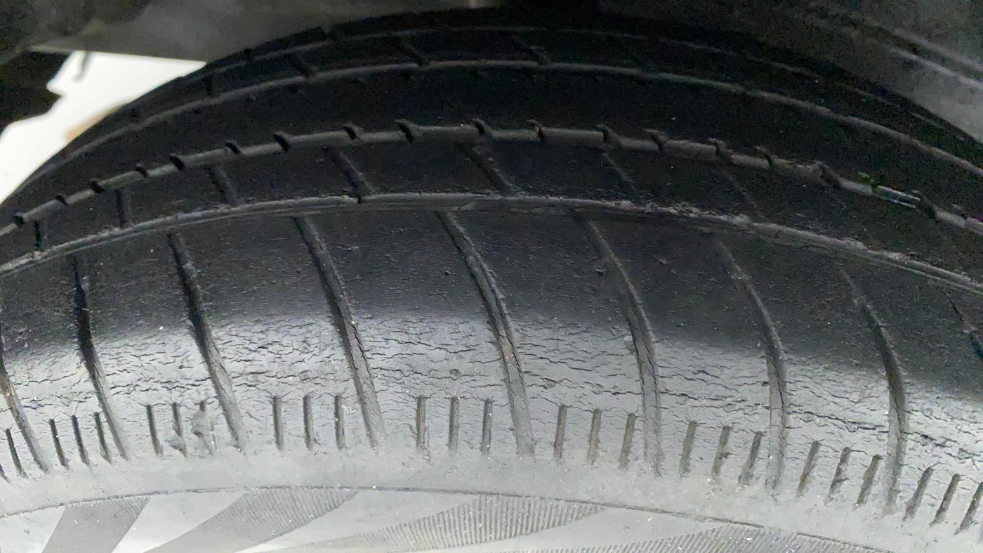 2012 Toyota Etios Liva G, Petrol, Manual, 1,21,841 km, Right Rear Tyre Tread