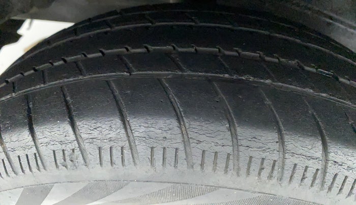 2012 Toyota Etios Liva G, Petrol, Manual, 1,21,841 km, Right Rear Tyre Tread