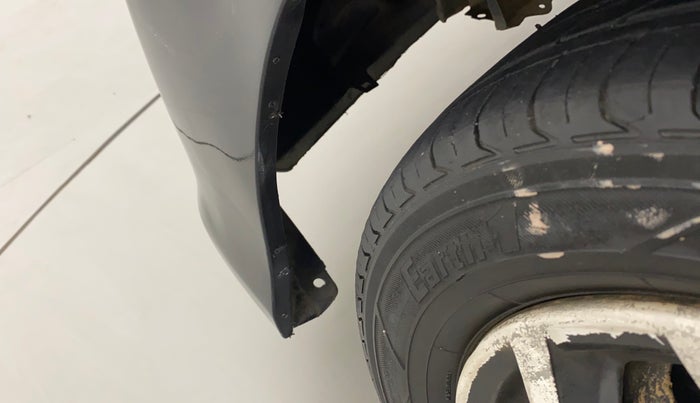 2012 Toyota Etios Liva G, Petrol, Manual, 1,21,841 km, Left fender - Lining missing