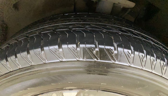 2022 Mahindra XUV700 AX 7 LUXURY P AT 7 STR, Petrol, Automatic, 19,475 km, Left Front Tyre Tread