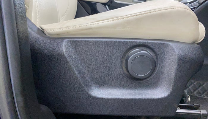 2022 Mahindra XUV700 AX 7 LUXURY P AT 7 STR, Petrol, Automatic, 19,475 km, Driver Side Adjustment Panel