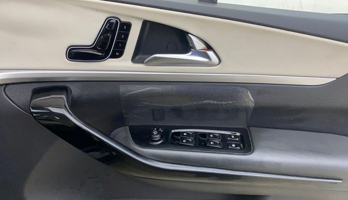 2022 Mahindra XUV700 AX 7 LUXURY P AT 7 STR, Petrol, Automatic, 19,475 km, Driver Side Door Panels Control