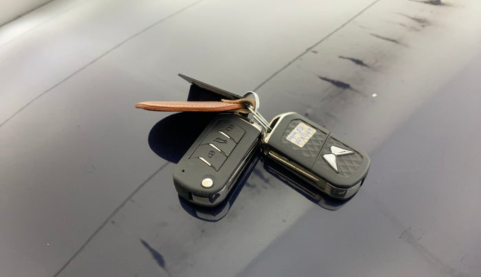 2022 Mahindra XUV700 AX 7 LUXURY P AT 7 STR, Petrol, Automatic, 19,475 km, Key Close Up