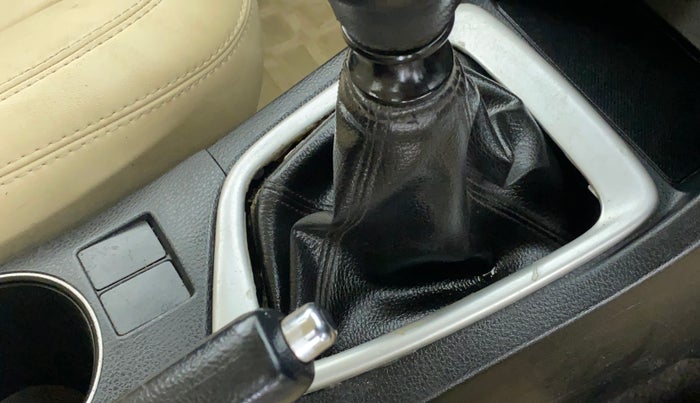2018 Toyota Corolla Altis G DIESEL, Diesel, Manual, 52,931 km, Gear lever - Boot cover slightly torn