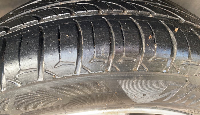 2015 Hyundai i20 Active 1.2 S, Petrol, Manual, 1,01,144 km, Left Front Tyre Tread