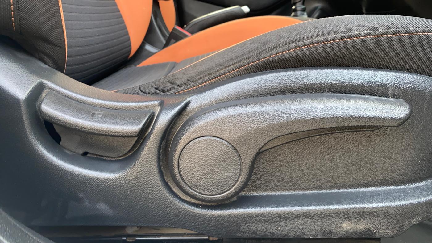 2015 Hyundai i20 Active 1.2 S, Petrol, Manual, 1,01,144 km, Driver Side Adjustment Panel
