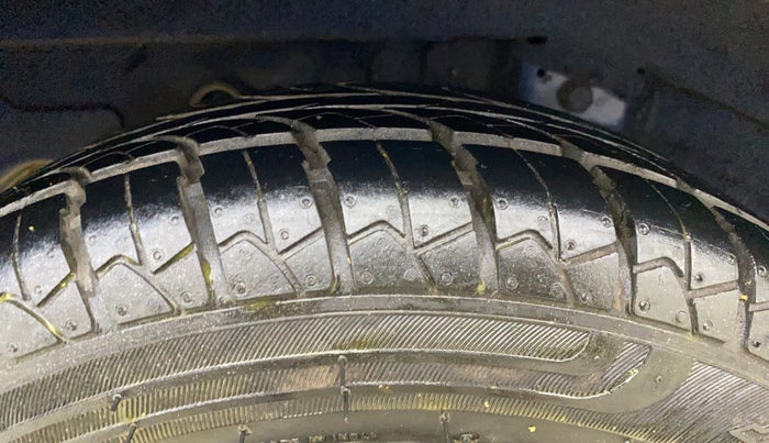 2012 Hyundai Eon MAGNA +, Petrol, Manual, 71,198 km, Right Rear Tyre Tread