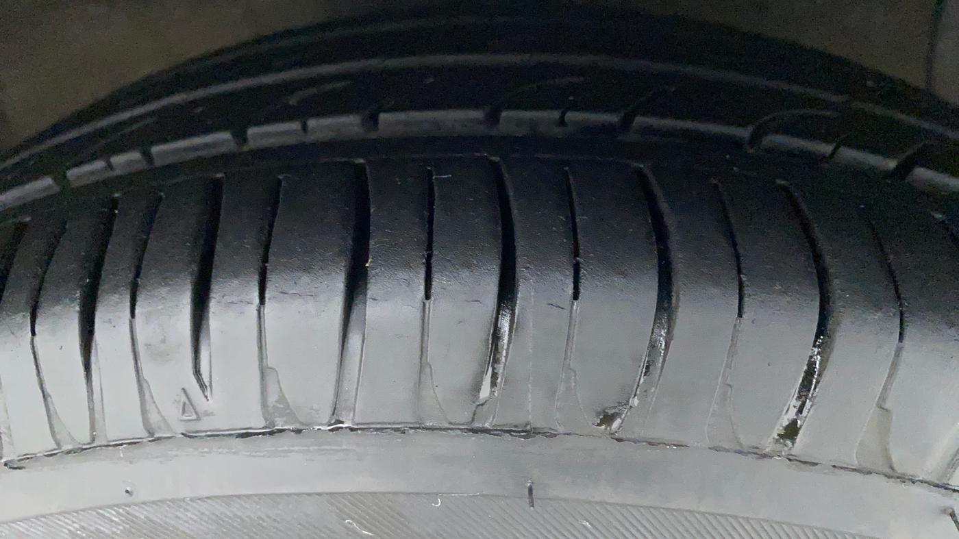 2016 Hyundai Grand i10 ASTA (O) AT 1.2 KAPPA VTVT, Petrol, Automatic, 62,603 km, Right Front Tyre Tread