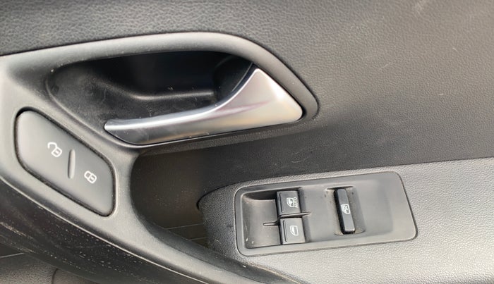 2018 Volkswagen Polo COMFORTLINE 1.0L MPI, Petrol, Manual, 28,870 km, Driver Side Door Panels Control