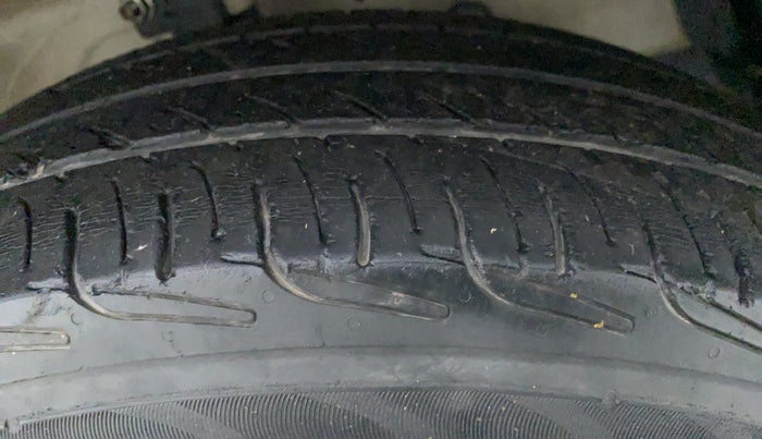 2015 Maruti Swift VXI D, Petrol, Manual, 61,737 km, Right Front Tyre Tread