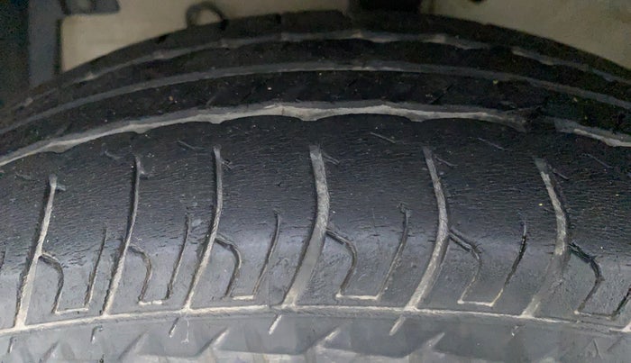 2015 Maruti Swift VXI D, Petrol, Manual, 61,737 km, Left Front Tyre Tread