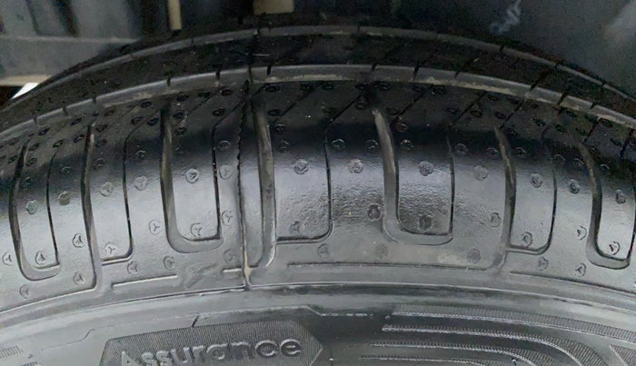 2015 Maruti Swift VXI D, Petrol, Manual, 61,737 km, Right Rear Tyre Tread