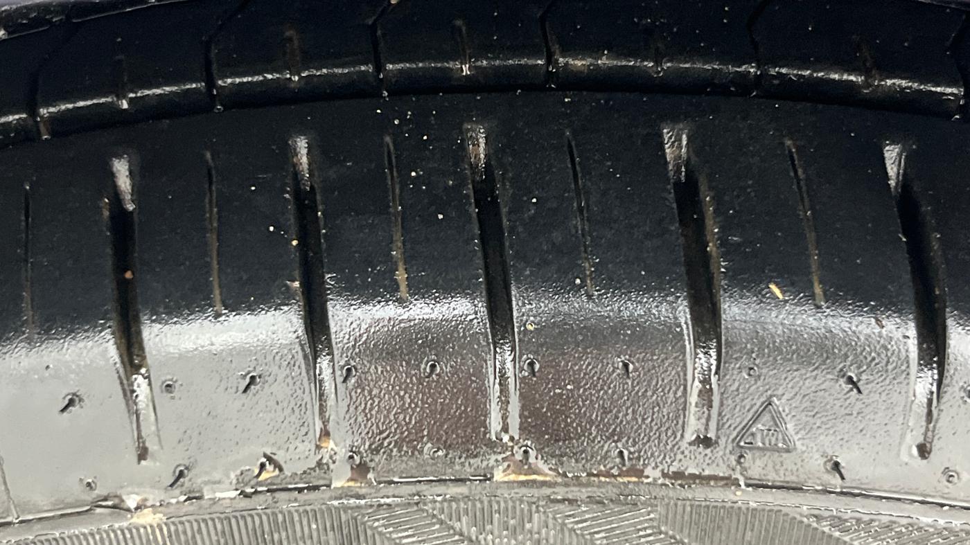 2019 Toyota Glanza G CVT, Petrol, Automatic, 1,05,461 km, Left Front Tyre Tread