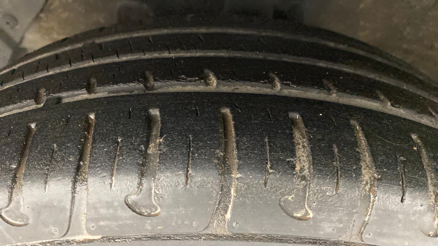 2017 Hyundai Grand i10 SPORTZ (O) 1.2 AT VTVT, Petrol, Automatic, 27,539 km, Left Front Tyre Tread