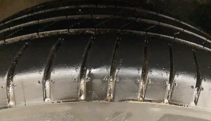 2018 Volkswagen Polo HIGHLINE PLUS 1.0 16 ALLOY, CNG, Manual, 50,081 km, Right Front Tyre Tread