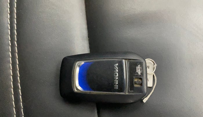 2022 Toyota Innova Crysta 2.7 VX 7 STR, Petrol, Manual, 36,534 km, Key Close Up