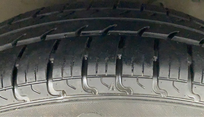 2015 Maruti Swift VXI, Petrol, Manual, 80,189 km, Right Front Tyre Tread