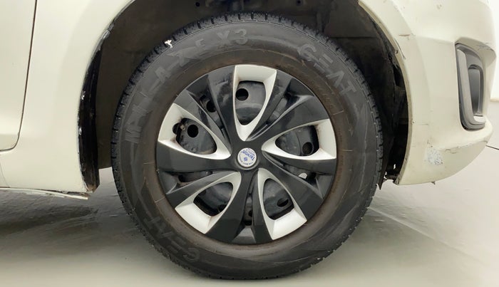 2015 Maruti Swift VXI, Petrol, Manual, 80,189 km, Right Front Wheel