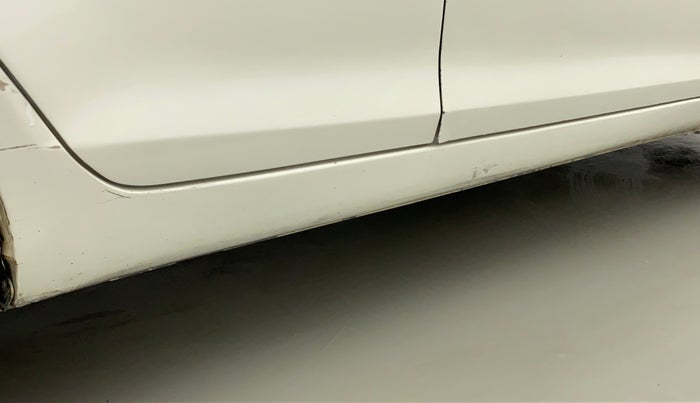 2015 Maruti Swift VXI, Petrol, Manual, 80,189 km, Right running board - Minor scratches