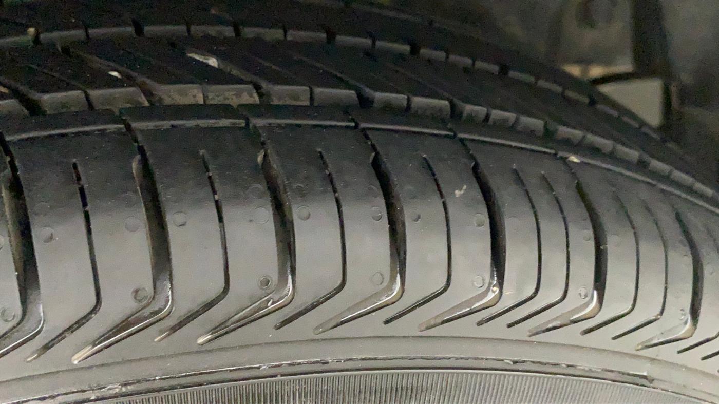 2015 Maruti Swift VXI, Petrol, Manual, 80,189 km, Right Rear Tyre Tread