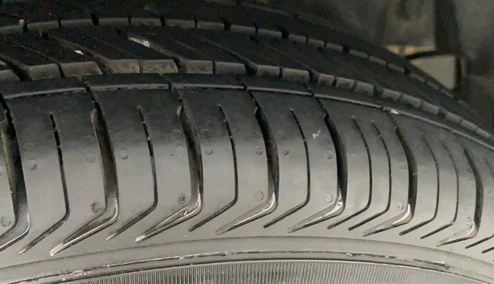 2015 Maruti Swift VXI, Petrol, Manual, 80,189 km, Right Rear Tyre Tread
