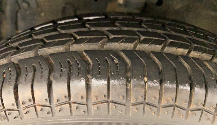 2015 Maruti Swift VXI, Petrol, Manual, 24,452 km, Left Front Tyre Tread