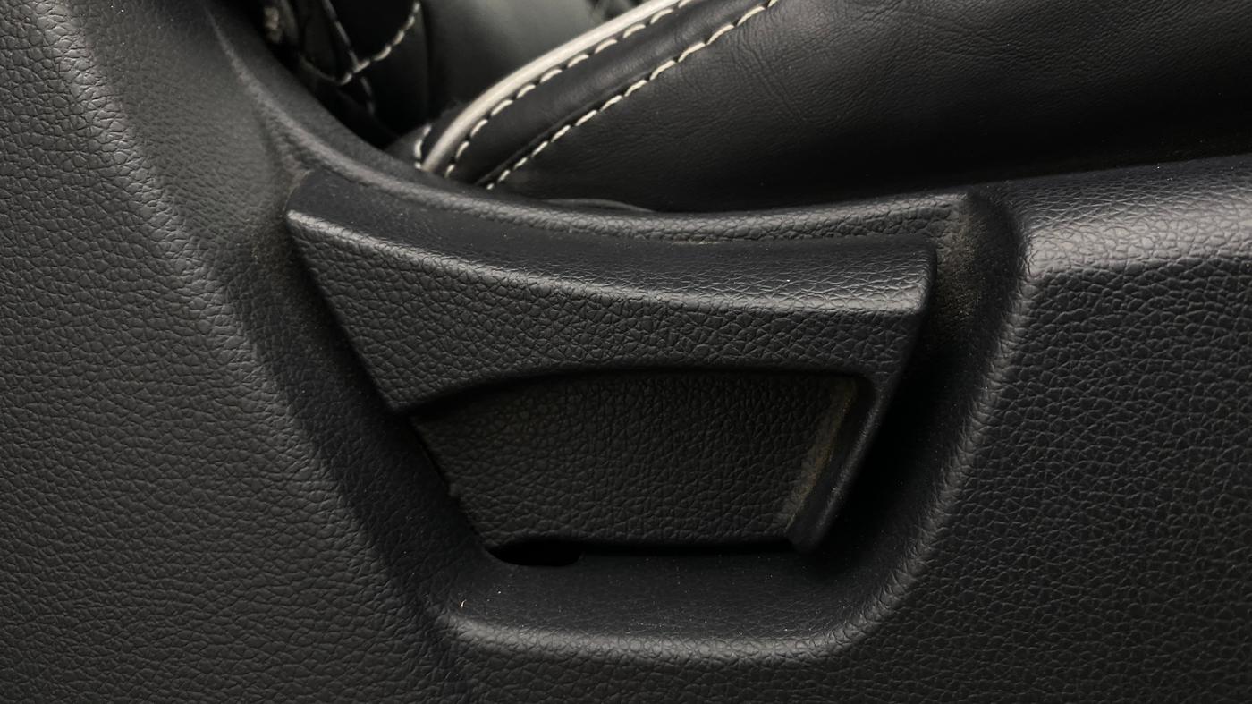 2022 Mahindra XUV300 W6 1.2 PETROL, Petrol, Manual, 42,653 km, Driver Side Adjustment Panel