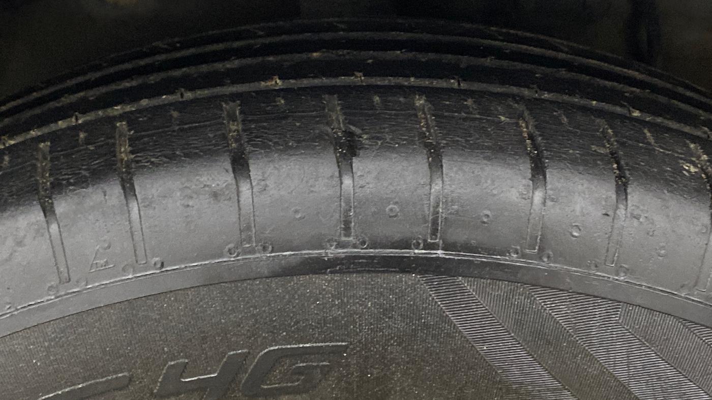 2022 Mahindra XUV300 W6 1.2 PETROL, Petrol, Manual, 42,653 km, Right Front Tyre Tread