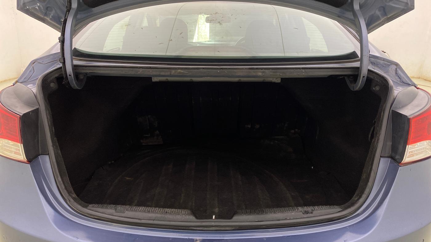 2013 Hyundai New Elantra 1.8 SX MT VTVT, Petrol, Manual, 1,02,389 km, Boot Inside