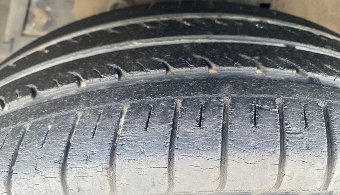 2015 Maruti Ciaz VXI, Petrol, Manual, 25,266 km, Left Front Tyre Tread