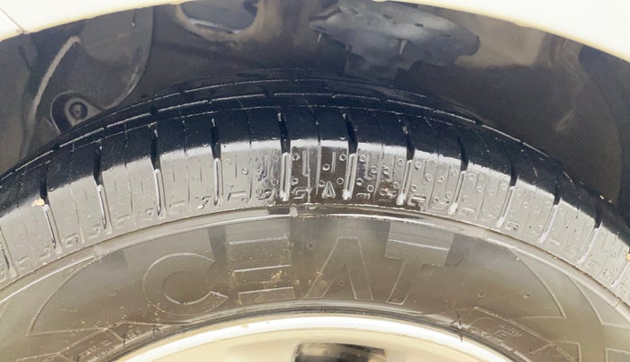 2015 Hyundai Grand i10 ASTA AT 1.2 KAPPA VTVT, CNG, Automatic, 1,24,302 km, Left Front Tyre Tread