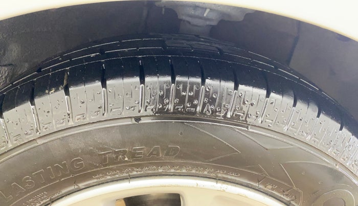 2015 Hyundai Grand i10 ASTA AT 1.2 KAPPA VTVT, CNG, Automatic, 1,24,302 km, Right Front Tyre Tread