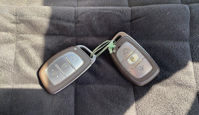 2015 Hyundai Grand i10 ASTA AT 1.2 KAPPA VTVT, CNG, Automatic, 1,24,302 km, Key Close Up