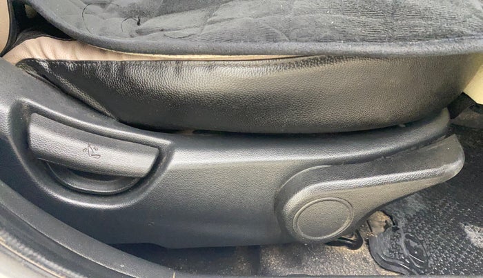 2015 Hyundai Grand i10 ASTA AT 1.2 KAPPA VTVT, CNG, Automatic, 1,24,302 km, Driver Side Adjustment Panel