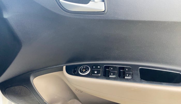 2015 Hyundai Grand i10 ASTA AT 1.2 KAPPA VTVT, CNG, Automatic, 1,24,302 km, Driver Side Door Panels Control