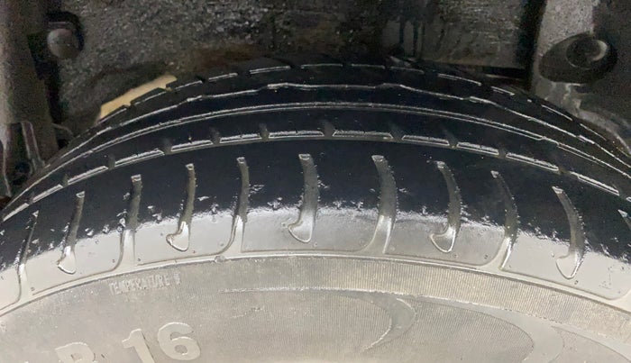 2014 Renault Duster RXL PETROL, Petrol, Manual, 39,203 km, Left Rear Tyre Tread