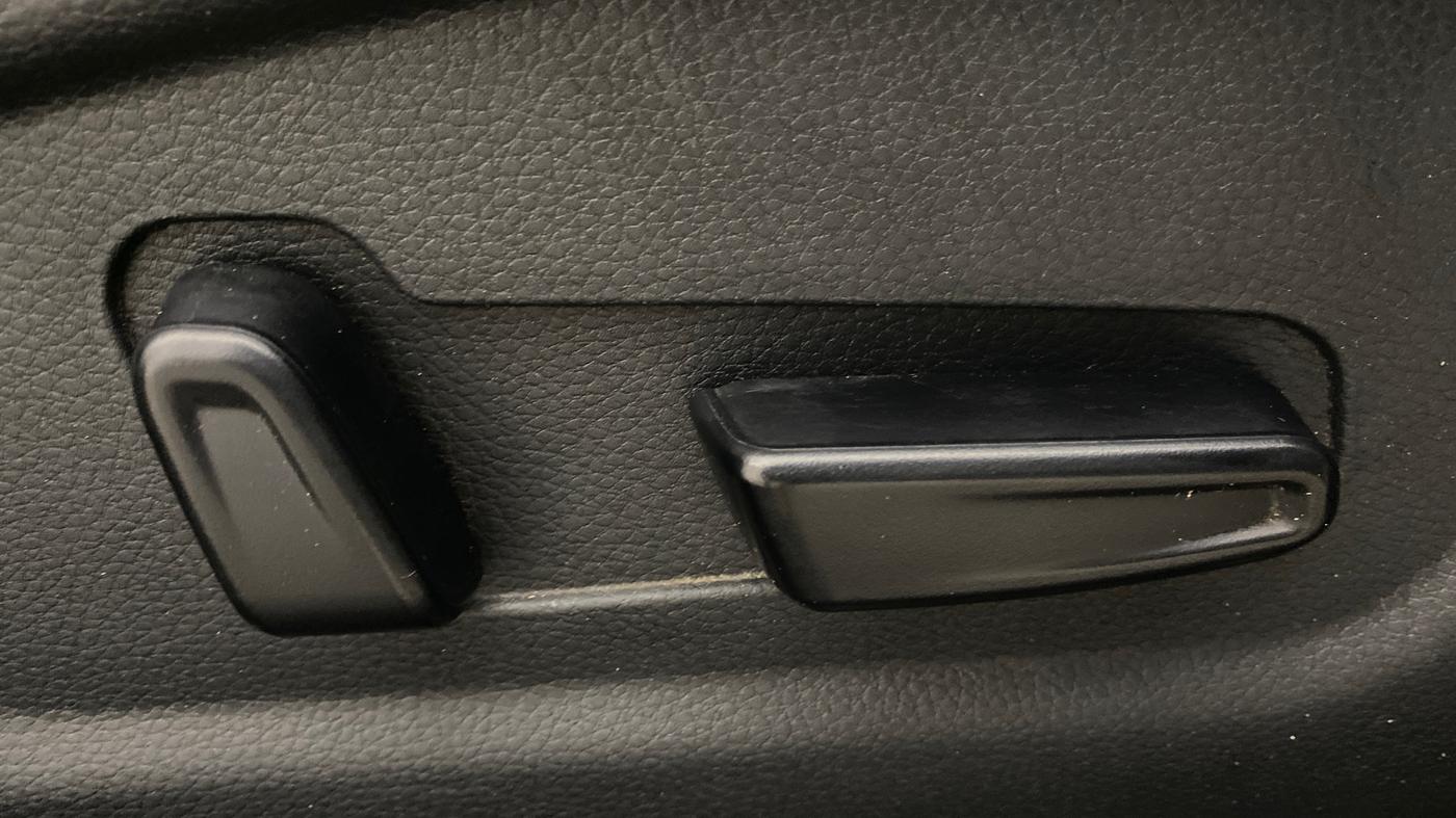 2022 KIA SELTOS HTX PLUS 1.5 DIESEL, Diesel, Manual, 1,36,574 km, Driver Side Adjustment Panel