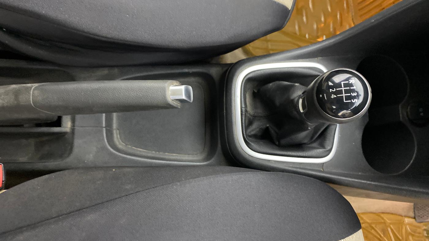 2016 Volkswagen Polo HIGHLINE1.2L, Petrol, Manual, 64,533 km, Gear Lever