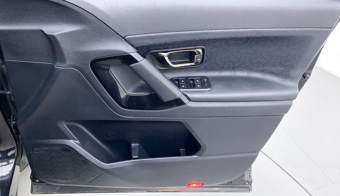 2022 Tata Safari XZA+ DARK EDITION , Diesel, Automatic, 15,172 km, Driver Side Door Panels Control