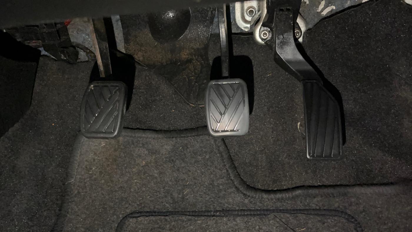 2014 Maruti Swift VXI, Petrol, Manual, 1,11,377 km, Pedals