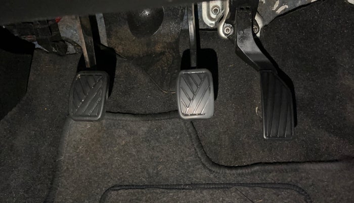 2014 Maruti Swift VXI, Petrol, Manual, 1,11,377 km, Pedals
