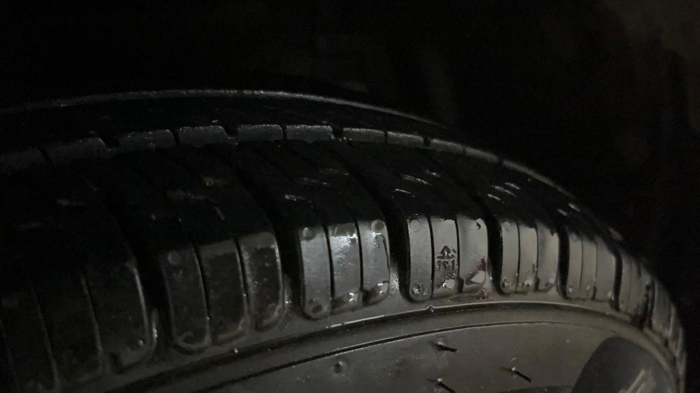 2014 Maruti Swift VXI, Petrol, Manual, 1,11,377 km, Right Front Tyre Tread