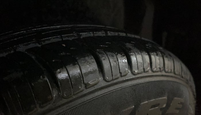 2014 Maruti Swift VXI, Petrol, Manual, 1,11,377 km, Right Rear Tyre Tread