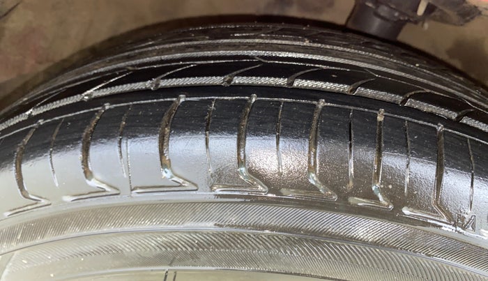 2014 Hyundai Xcent S 1.2, Petrol, Manual, 1,37,662 km, Right Front Tyre Tread